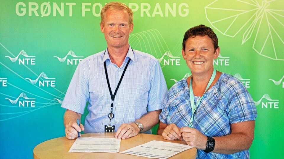 Adm. direktør Kenneth Brandsås i NTE Energi AS og daglig leder Kari Mette Busklein i Consto Anlegg Midt signerer avtalen.