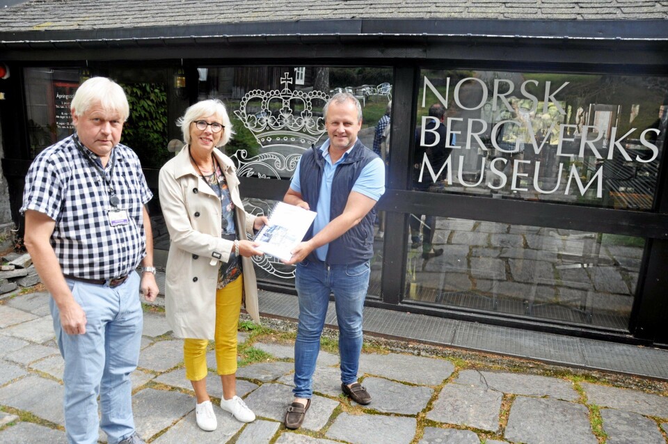 - Takk for gaven, sier konservator Kåre Kullerud og direktør Alfhild Skaardal i Bergverksmuseet til prosjektleder for E134 Damåsen-Saggrenda, Tom Hedalen i Statens vegvesen. (Foto: Kjell Wold)