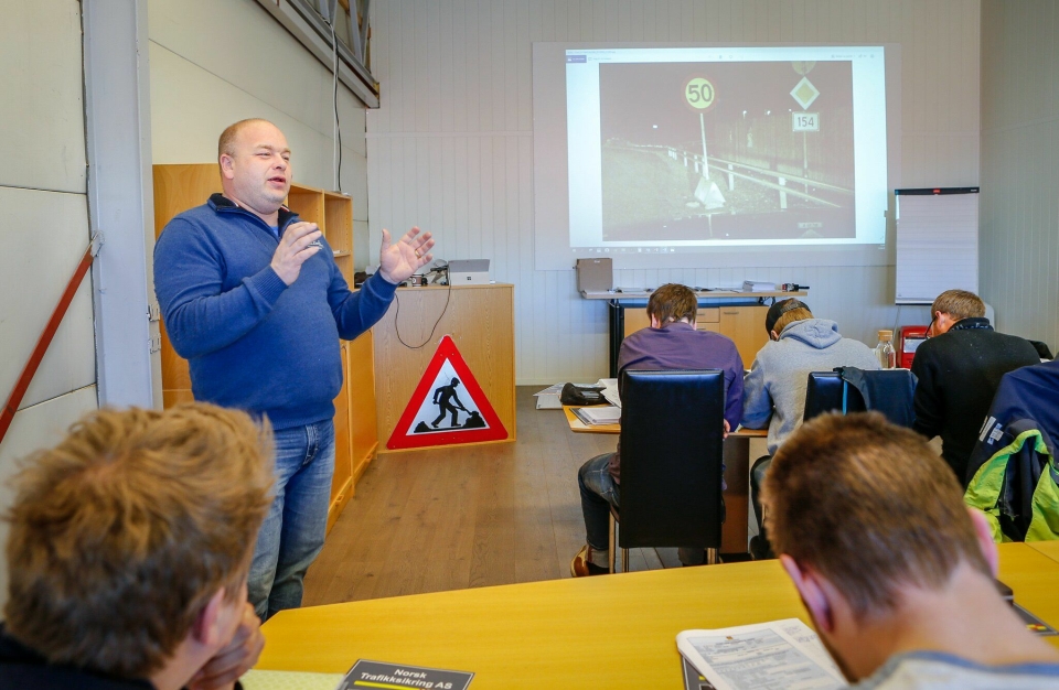 KURSVIRKSOMHET: Daglig leder Kai Berg under et kurs hos Norsk Trafikksikring AS. Ski-bedriften, veileder og leverer alt innen trafikksikring - i hele landet.