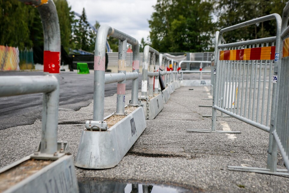 Et kraftig stålrekkverk med betongfundament skiller de kjørende fra publikum. Et kraftig stålrekkverk med betongfundament skiller de kjørende fra publikum.