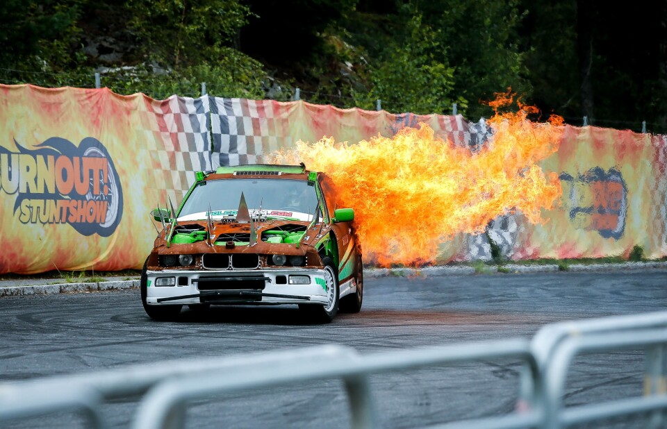 Det går tidvis svært hett for seg på Burnout stuntshow på Tusenfryd. Det går tidvis svært hett for seg på Burnout stuntshow på Tusenfryd.