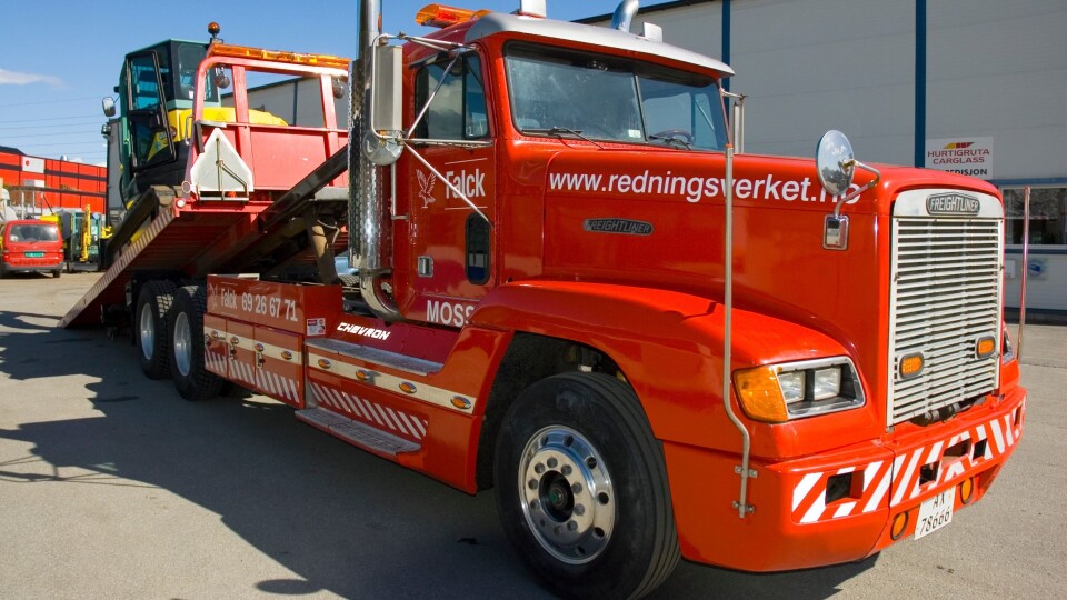 Hele 95% av den ombygde Freightlinerens arbeidsoppdrag er maskintransport. Her ser vi sjåfør Atle Havig i ferd med å klargjøre en transport av en Yanmar VIO 75-gravemaskin (7,5 tonn, eksklusive redskap).