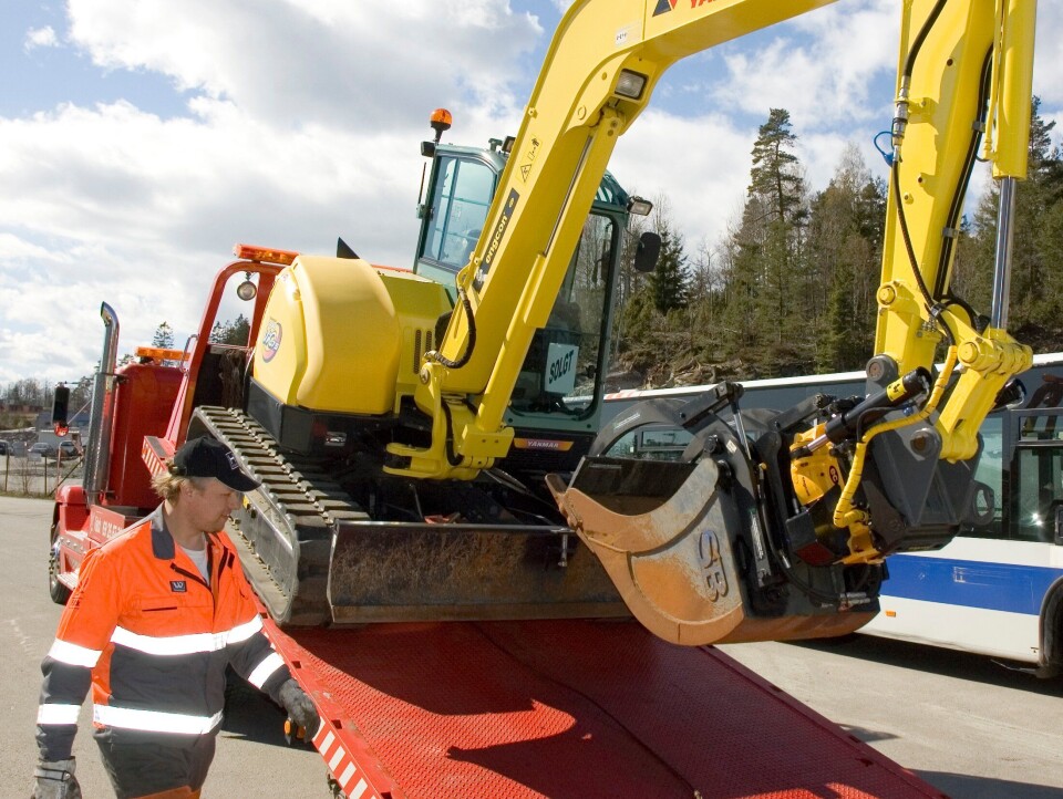 Redningsverkets ombygde Freightliner FLD 120 er trolig den eneste av sitt slag på norske veier. Her belter en Yanmar VIO 75-gravemaskin seg på lasteplanet.