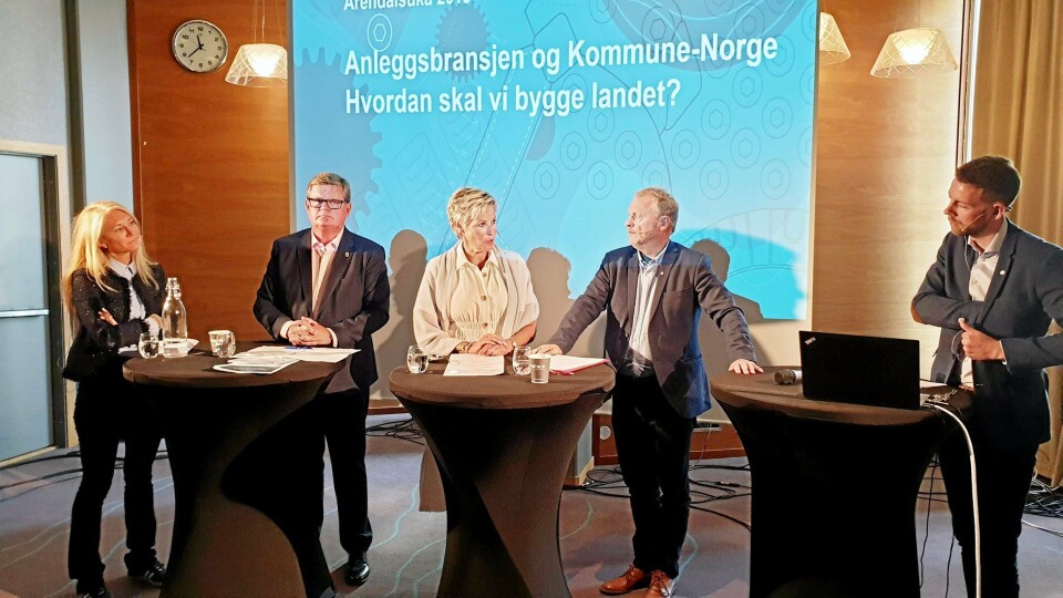 DEBATT: MEF og Julie Brodtkorb vs. ordførere i debatt under Arendalsuka. Ordførerne (fra venstre etter Brodtkorb: Harald Furre (fra Kristiansand og Høyre), Anne Kristine Norman (Sigdal, Sp) og Raymond Johansen (Oslo, Ap). Til høyre, MEFs kommunikasjonssjef Håvard Almås. Maskinentreprenørenes forbund. Arendal.