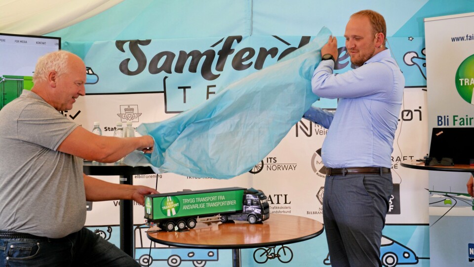 FAIR TRANSPORT: Forbundsleder Tore Velten og samferdselsminister Jon Georg Dale sto for avdukingen. FAIR TRANSPORT: Forbundsleder Tore Velten og samferdselsminister Jon Georg Dale sto for avdukingen.