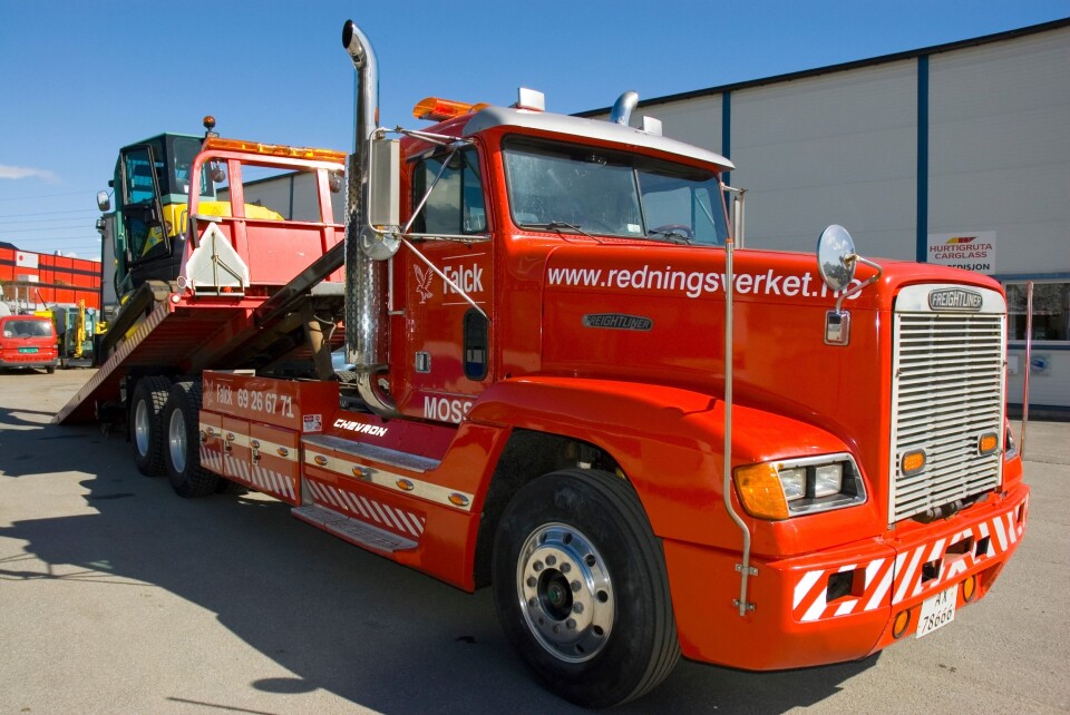 Hele 95% av den ombygde Freightlinerens arbeidsoppdrag er maskintransport. Her er sjåfør Atle Havig i ferd med å klargjøre en transport av en Yanmar VIO 75-gravemaskin (7,5 tonn, eksklusive redskap).