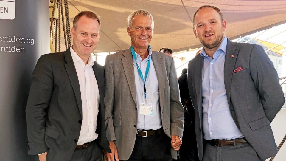 I ARENDAL: Konsernsjef i AF Gruppen Morten Grongstad (t.v) og konsernsjef i Norconsult Per Kristian Jacobsen møtte samferdselsminister Jon Georg Dale til debatt om fremtidens veier.