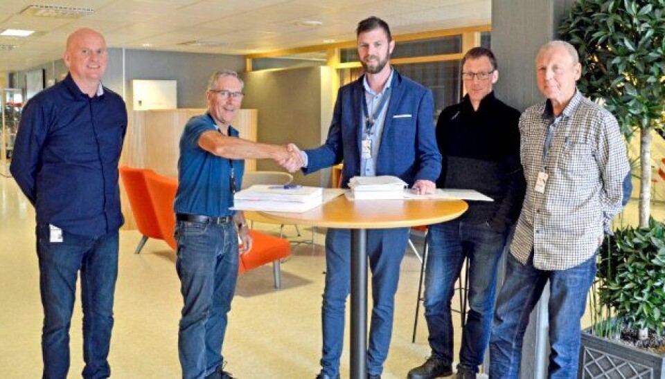 Fra kontraktsigneringen fredag 16. august. Fra venstre: Roger Gjendem (byggeleder, Statens vegvesen) og Olav Megrund (prosjektleder, Statens vegvesen), Andreas Andenæs (daglig leder), Kristian Marstein Brøste (prosjektleder) og Leif Karstein Myrstad - alle tre i Christie & Opsahl AS.