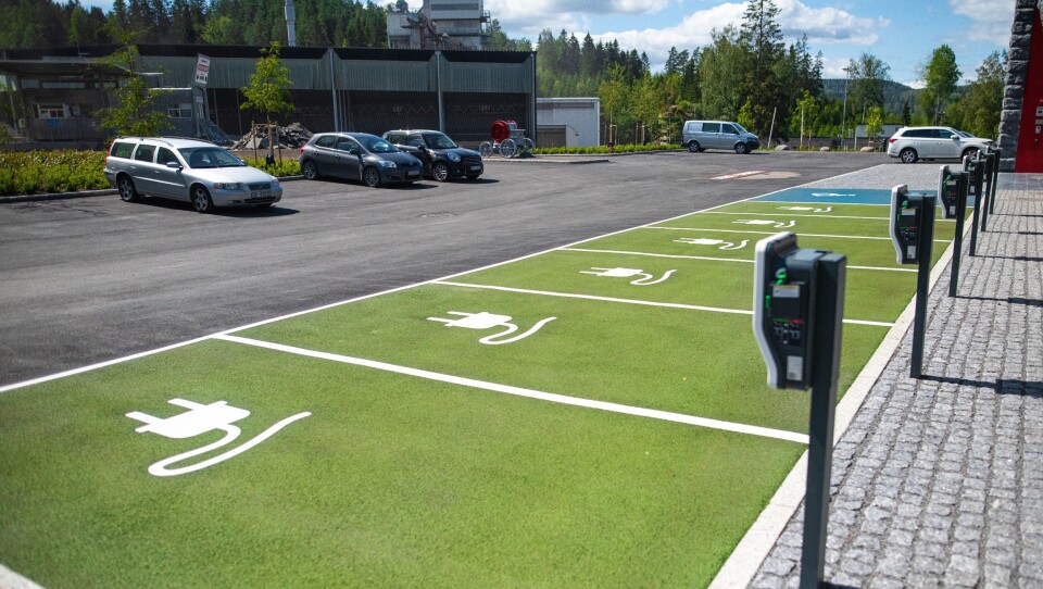 Grønn markerer parkering for EL-biler, og blå markerer HC-parkering.