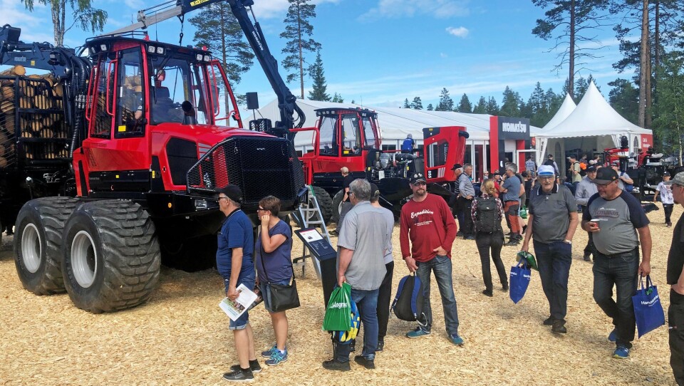 BESØK: Komatsu-standen hadde godt besøk under Skognolia-messen ved Umeå 13.-15. juni.