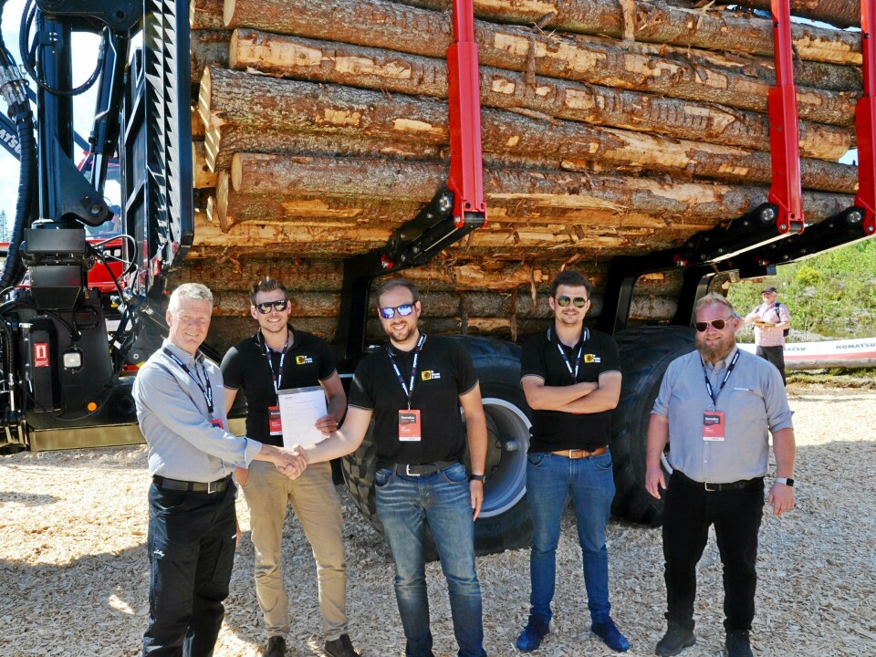 KONTRAKT: Under «dagene» skrev HF Anlegg og Skog AS, Setskog, kontrakt på en 845 lassbærer. Fra venstre: Selger Arne Kristian Holter (Komatsu Forest AS), Marius, Erik og Jørn Heggedal (alle HF Anlegg og Skog AS), og daglig leder Tore Aaslund i Komatsu Forest AS.