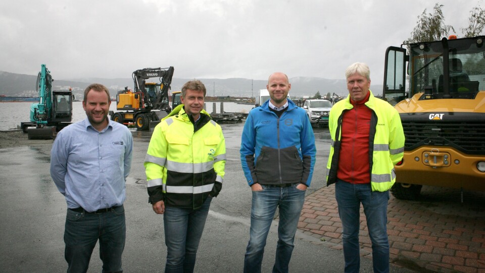Tre maskinforhandlere stilte ut maskiner på Malleus Maskins «Åpen dag». Fra venstre: Kjetil Deinboll (Pon Equipment), daglig leder Kai Moen (Malleus Maskin AS), Jonas Nelson (Volvo Maskin) og Jon Ølstad (Beck Maskin AS).