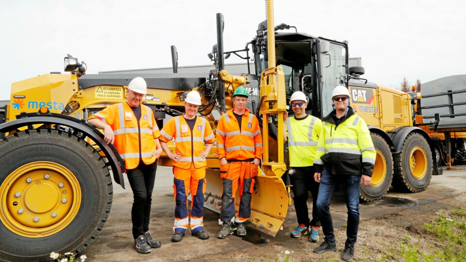 PIMPER OPP: Sitech Norway AS har levert det første Trimble Earthworks maskinstyringssystemet for veihøvel til Mesta. Fra venstre: Jan Ove Tjønn (maskinansvarlig Mesta Telemark Vest), Mickael Olsen (formann Mesta), Espen Jomisko Langeid (maskinfører Mesta), Espen Ellingsen (selger Sitech Norway AS) og Shur Odne (salgsingeniør Sitech Norway AS).