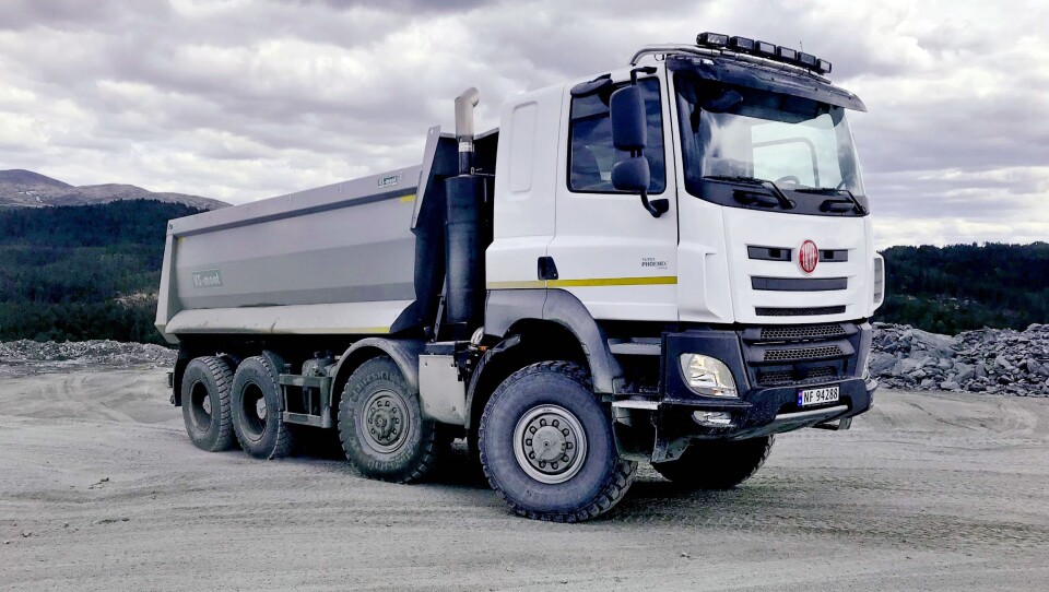 FØRSTE: Ottadalen Anlegg har fått den første Tatra-lastebilen levert av E18 Truckcenter.