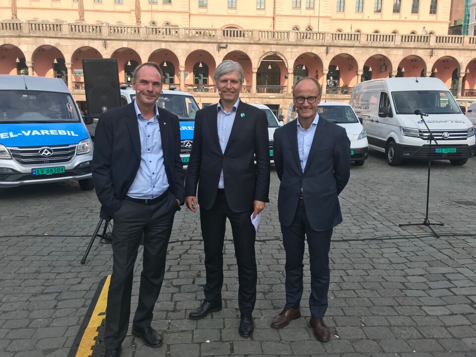 F.v.: Stig Morten Nilsen (adm.dir. i NBF), Ola Elvestuen (klima- og miljøminister, V) og Nils Kristian Nakstad (adm.dir. Enova)