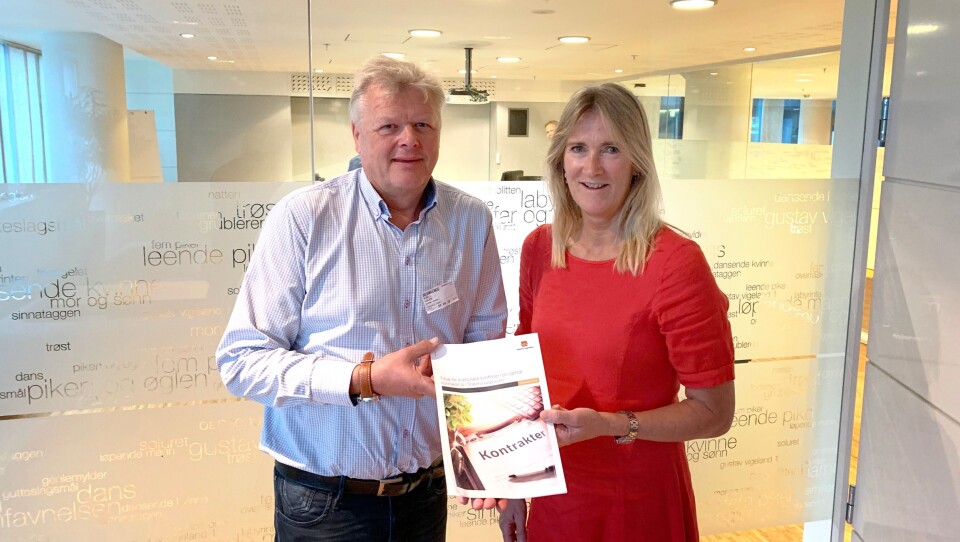 ENIGE OM EN VEI VIDERE: Adm. direktør Kari Sandberg i Entreprenørforeningen – Bygg og Anlegg med pressesjef Kjell Solem i Statens vegvesen med tiltaksrapporten for å redusere konfliktnivået i anleggsbransjen. Solem var stedfortreder for Bettina Sandvin som av trafikale problemer var forhindret å delta i fremleggelsen av rapporten.