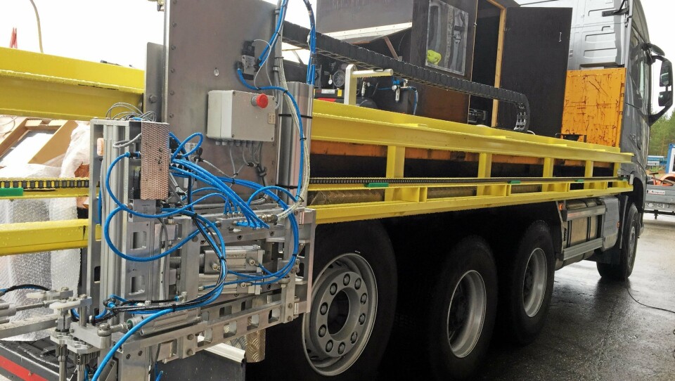 RoadTechs nye stikkeutsetter er festet på en bom som igjen er festet på et maskinflak. En servomotor og et kjede sørger for bevegelsen opp og ned bommen, synkronisert med bilens hastighet.