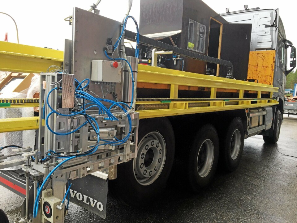 NYHET: RoadTechs nye stikkeutsetter er festet på en 20 m lang bom som igjen er festet på et maskinflak. En servomotor og et kjede sørger for bevegelsen opp og ned bommen, synkronisert med bilens hastighet.