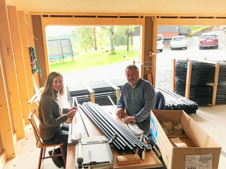 STIKKELAGER: Brøytestikkene er lagret i garasjen til oppfinner Peder Kr. Strømsvåg som sammen med samboer Marleen Vlieland monterer spissene på brøytestikkene.