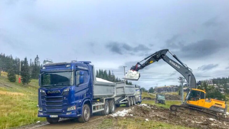 Lasting av snø på Kvitfjell i i Oppland.
