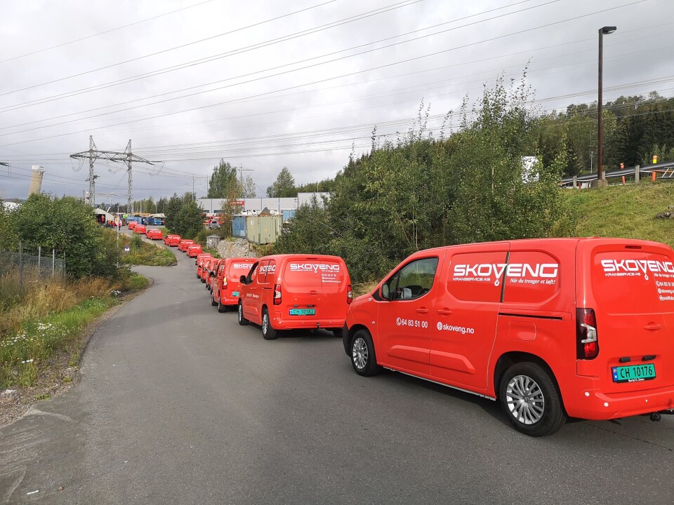 Det ble en lang rekke med biler som skulle opp på plassen for parkering og bildetaging da de 15 Peugeot Partner-varebilene ankom.