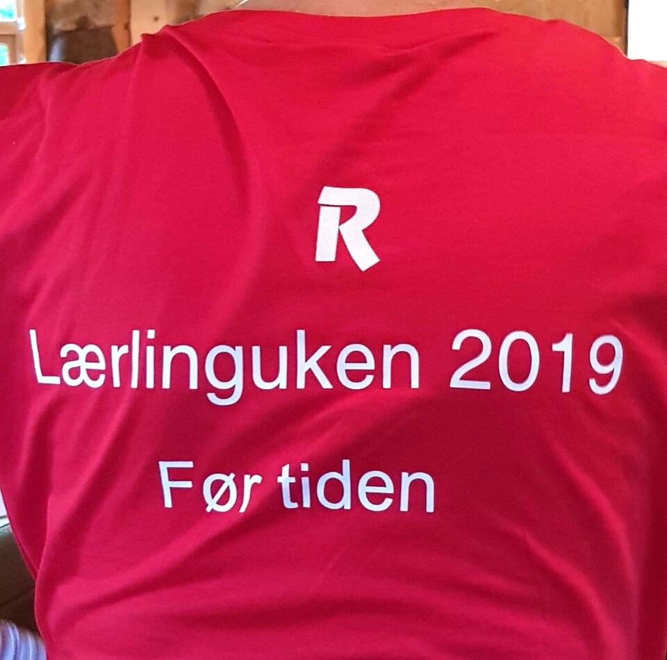 Lærlingene satt klare i fem minutter før Bjørn Risa skulle informere dem. Dermed ble det trykket opp t-skjorter med slagordet «Før tiden» til alle.