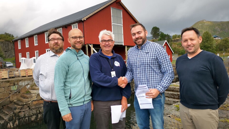 Fra venstre: Jan-Arild Jenssen (prosjektleder Kystverket), Jostein Moe (avdelingsleder Kystverket Nordland), Fridtjof Wangsvik (regiondirektør Kystverket Nordland), Fredrik Okkenhaug (daglig leder Consto Anlegg Nord) og Torben Kilvik (prosjektleder Consto Anlegg Nord). Fra venstre: Jan-Arild Jenssen (prosjektleder Kystverket), Jostein Moe (avdelingsleder Kystverket Nordland), Fridtjof Wangsvik (regiondirektør Kystverket Nordland), Fredrik Okkenhaug (daglig leder Consto Anlegg Nord) og Torben Kilvik (prosjektleder Consto Anlegg Nord).