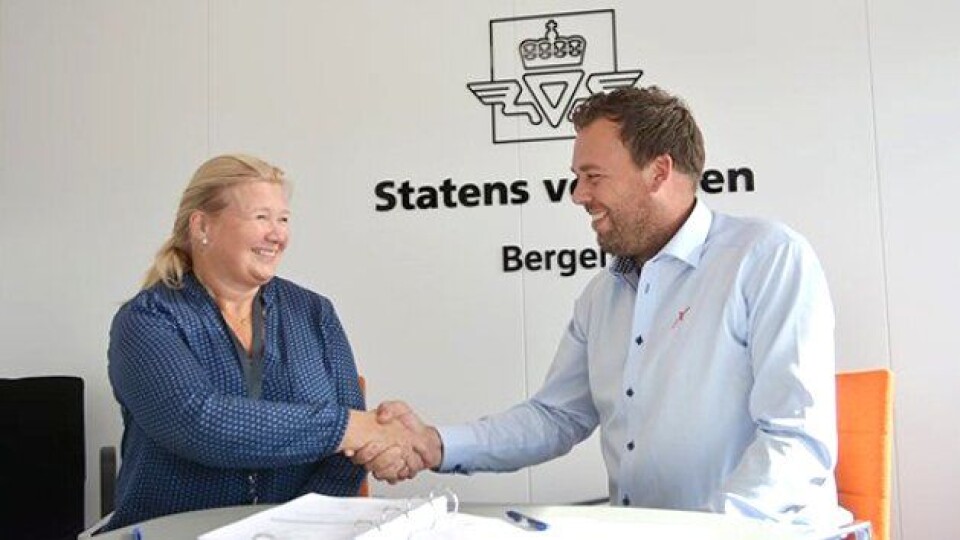Avd.dir. Grethe Vikane i Statens vegvesen gratulerer daglig leder Knut Brusletto i Contexo AS med kontrakten.