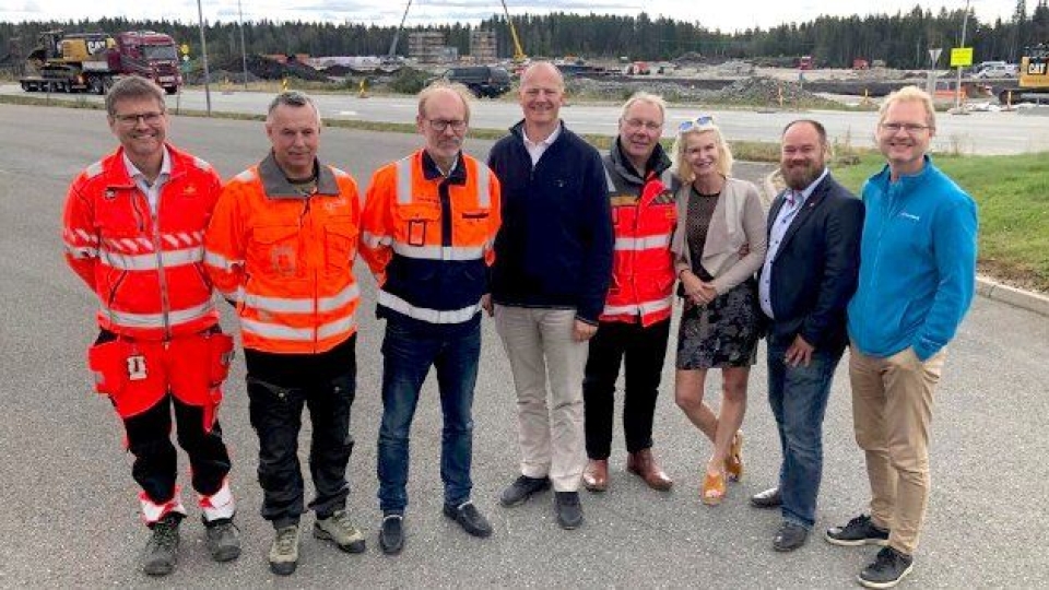 Tidligere samferdselsminister Ketil Solvik-Olsen kom på besøk for å høre om status på prosjektet. Han var meget fornøyd med det han fikk høre. Her er han flankert av f.v. assisterende prosjektleder i vegvesenet, Arne Meland, daglig leder i Hedmarksvegen AS, Morten Wangen, prosjektdirektør i Skanska, Ketil Sand, prosjektleder i Vegvesenet, Taale Stensbye og Frp-politikerne Helle Jordbræk, Truls Gihlemoen og Tor-André Johnsen.