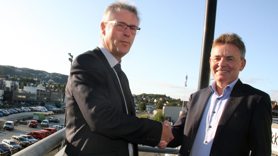 Prosjektdirektør Roger Skoglie (t.v.), Bybanen Utbygging og regionssjef Henning Simonsen i NCC signerte kontrakten.