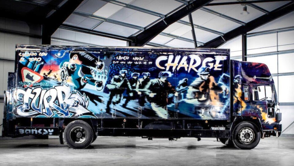 Selvkjørende kunstverk: Volvo FL6 (1988) Turbo Zone Truck (Laugh Now But One Day We'll Be in Charge). Signert Banksy.