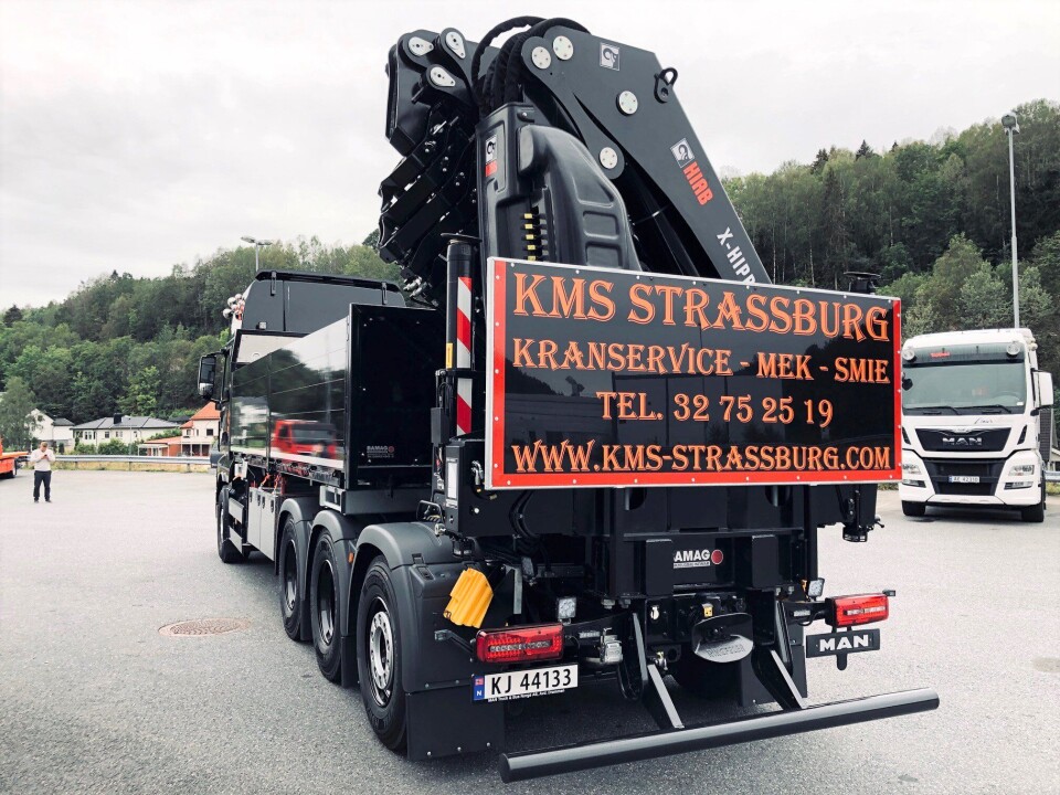 En flott lastebil er en rullende reklameplakat i seg selv, så hvorfor ikke fullføre reklamen med tydelig kontaktinformasjon i stussen. fortelle hva man driver med.