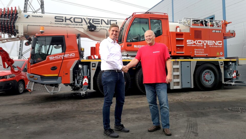 Selger Stian Baksvær (t.v.) hos Knutsen Maskin AS overleverte den første av to Tadano ATF 60G-3 mobilkraner 30. august til Skoveng Kranservice, ved daglig leder Lars Chr. Steen.