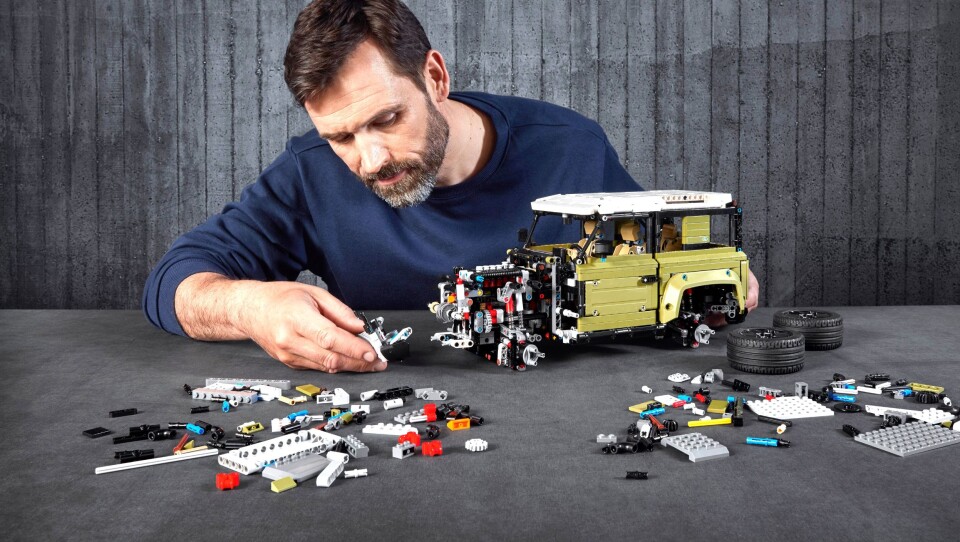 Med i alt 2573 enkeltdeler, er nye Lego Technic Land Rover Defender detaljert konstruert. Med i alt 2573 enkeltdeler, er nye Lego Technic Land Rover Defender detaljert konstruert.