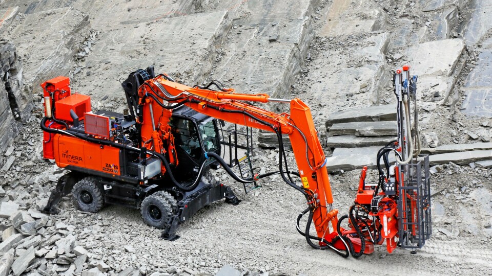 Minera Skifer i Oppdal har tatt i bruk en meget spisiell og ombygd Hitachi hjulgraver med boreapplikasjon som borerigg i bruddet. Minera Skifer i Oppdal har tatt i bruk en meget spisiell og ombygd Hitachi hjulgraver med boreapplikasjon som borerigg i bruddet.