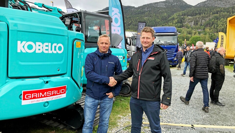 SIGNERT: Maskinsjef Svend Landsverk (t.h.) i Leif Grimsrud AS og selger Espen Wold i Beck Maskin AS signerte kontrakten på fire Kobelco 8-tonnere på Dyrsku’n.