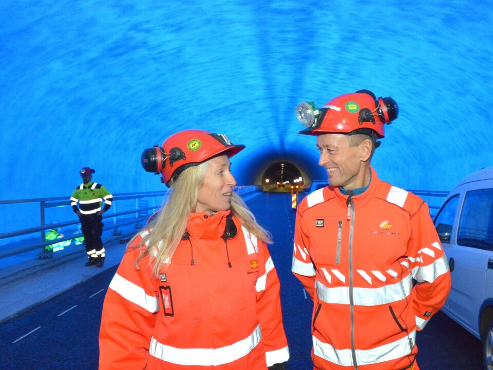 Lyskunstner Viel Bjerkeset Andersen, som er ansvarlig for lysinstallasjonene i Ryfylketunnelen, og prosjektleder Gunnar Eiterjord i fjellhallen.