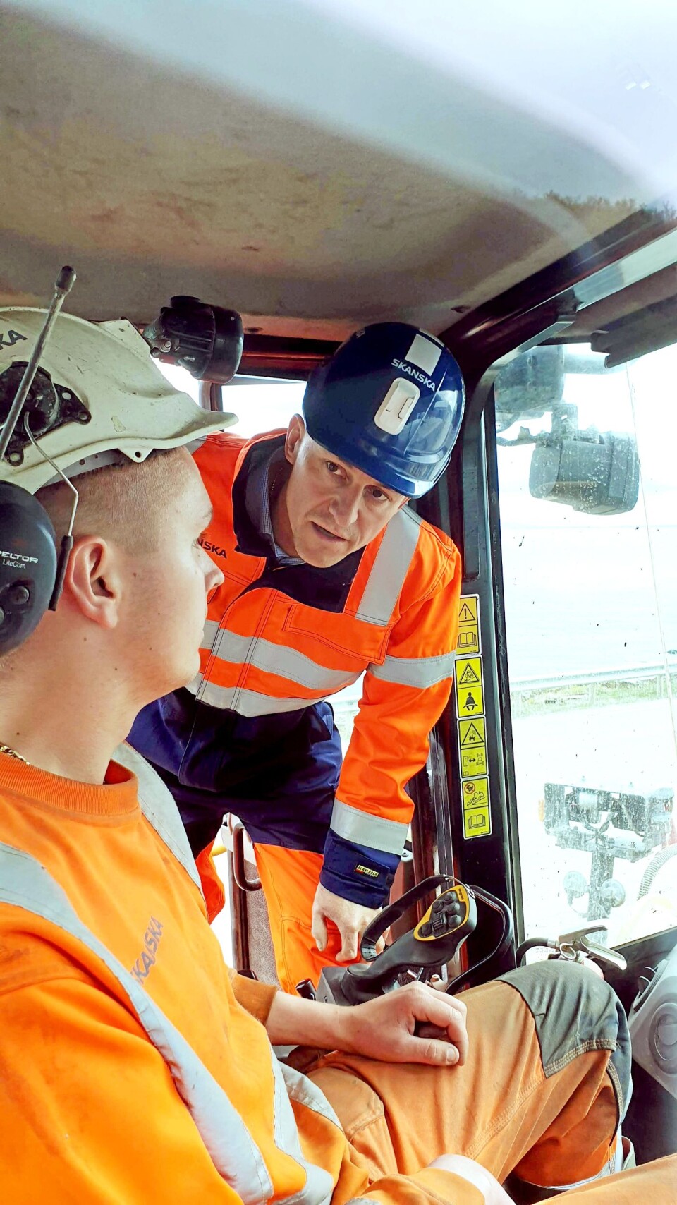 Prosjektleder Jon Einar Holum fra Pons avdeling for spesialprodukter på inspeksjon hos Kjellmann i den ombygde maskinen.