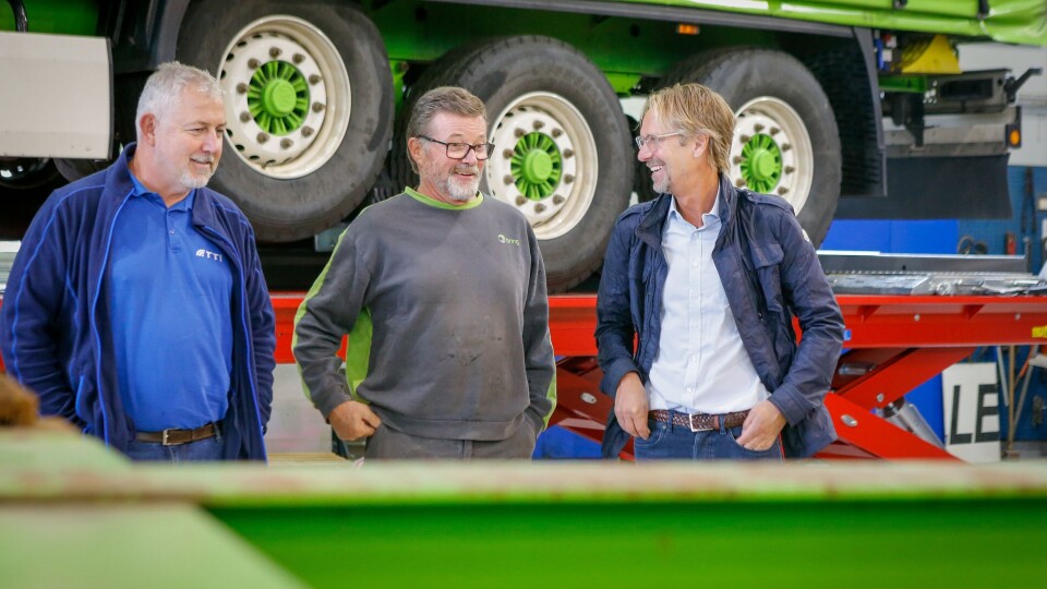 HYGGELIG PASSIAR: Bring Warehousing og Truck & Trailer har hatt et meget godt forhold helt siden 80-tallet. Reparatør Stein Martinsen husker godt når Bakke og Stenersen var helt ferske i firmaet. Fra venstre: Harald Bakke, Stein Martinsen og Øyvind Stenersen. HYGGELIG PASSIAR: Bring Warehousing og Truck & Trailer har hatt et meget godt forhold helt siden 80-tallet. Reparatør Stein Martinsen husker godt når Bakke og Stenersen var helt ferske i firmaet. Fra venstre: Harald Bakke, Stein Martinsen og Øyvind Stenersen.