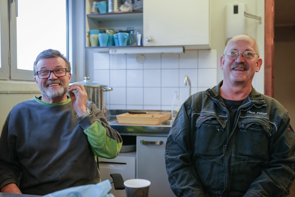 GOD STEMNING: Stein Martinsen (t.v) og Hans Petter Dalen i Bring Warehousing mimrer på pauserommet.