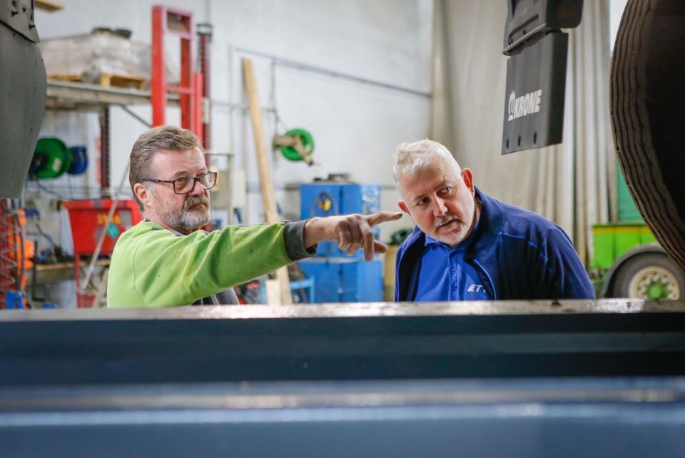 INSPISERER: Stein Martinsen i Bring Warehousing gir Harald Bakke i TTI en rask orientering. INSPISERER: Stein Martinsen i Bring Warehousing gir Harald Bakke i TTI en rask orientering.