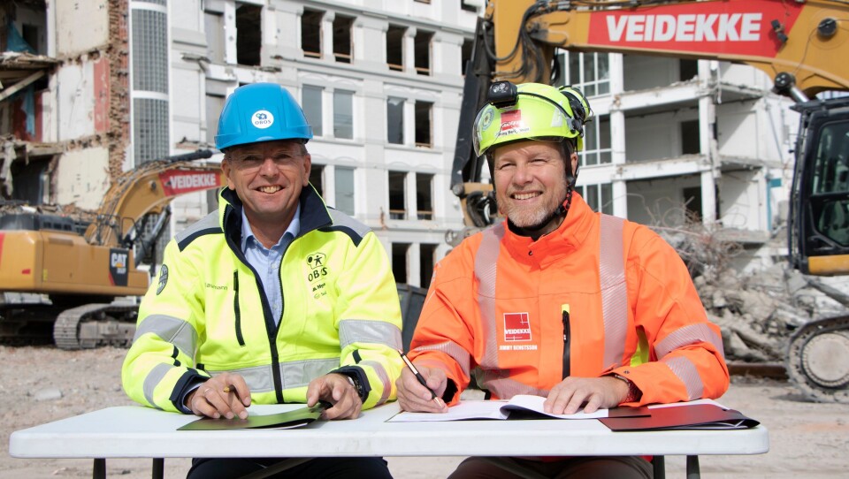 Konserndirektør boligutvikling Arne Baumann i Obos (t.v.) og konsernsjef Jimmy Bengtsson i Veidekke signerte M17-kontrakt på rivetomta.