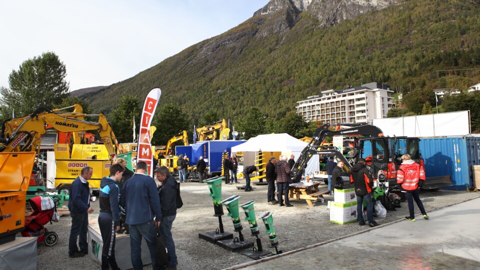 Arkivbilde fra Loendagene 2013. Utstilling av maskiner ute, med Hotel Alexandra i bakgrunnen.