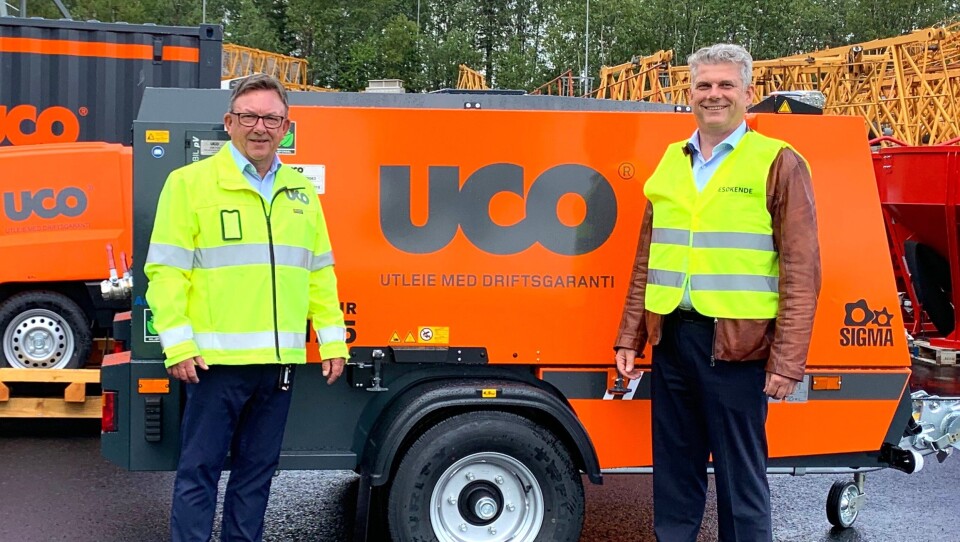 Adm. direktør Jostein Stormo i UCO (t.v.) og adm. direktør i Kaeser Kompressorer AS, Egil Krokan ved nye UCO-profilerte Kaeser-kompressorer.