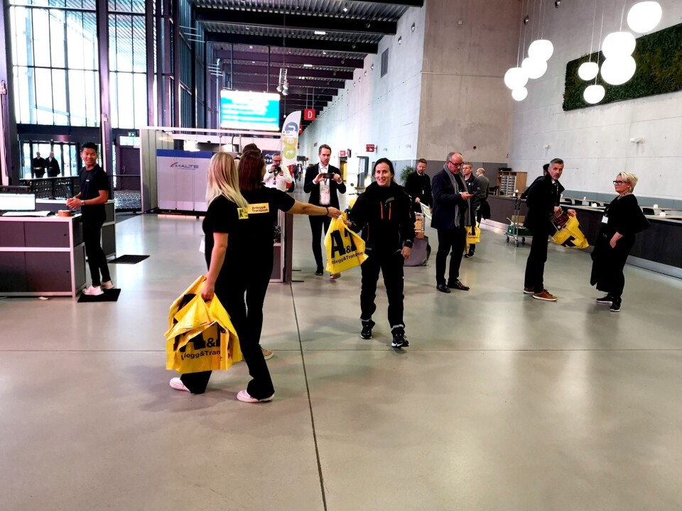 Anlegg&Transport/AT.no er selvfølgelig på plass med egen stand og bladutdelere på messen. Her er det selveste Marit Bjørgen som får en pose med blad fra A&T.