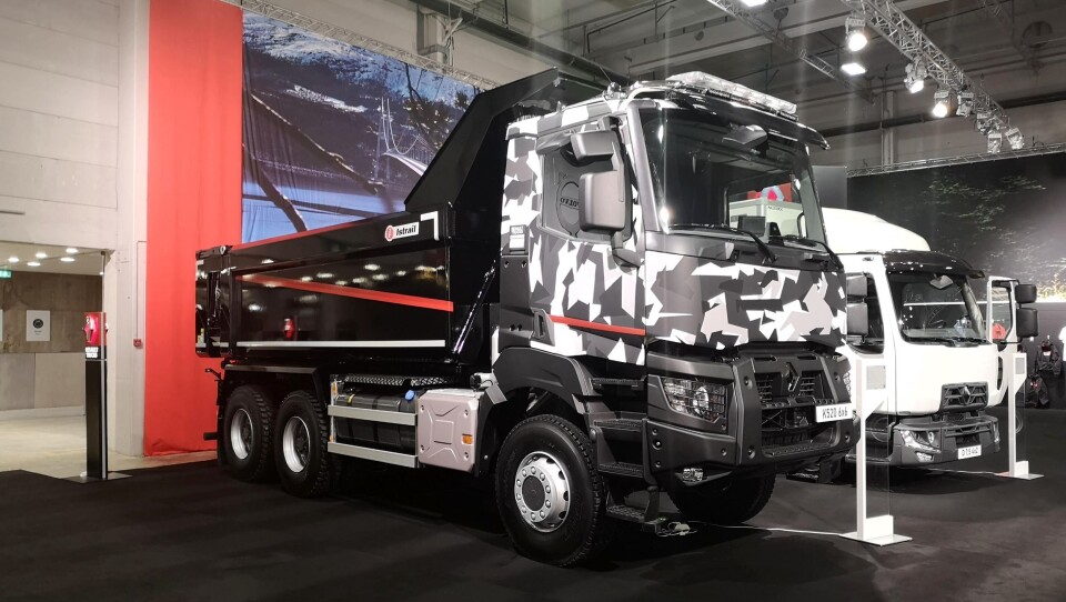 Denne tøft folierte Renault K520 6x6 Heavy-en markerer starten på salget av anleggsbiler i Renaults K-serie fra importør Volvo Norge. Denne tøft folierte Renault K520 6x6 Heavy-en markerer starten på salget av anleggsbiler i Renaults K-serie fra importør Volvo Norge.