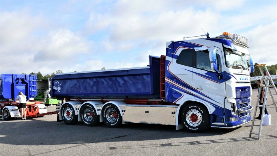 Nordicc har oppdatert sidespoilerne til Volvo FH4 i sitt sortiment. Både passform och montering er kraftig forbedret. Denne Volvo-en fra Gotland har et slik sett montert – den vant flere priser på Trucking Festival i Mantorp tidigare i 2019.