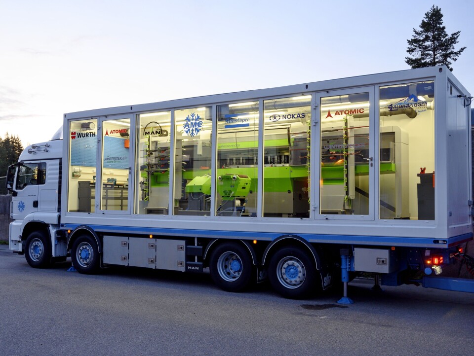 Det meste av venstresiden på de to containerne består av glass. Det er lett å se hva som skjer på innsiden, særlig når det mørkner, noe som selvsagt gir ekstra god reklameeffekt.