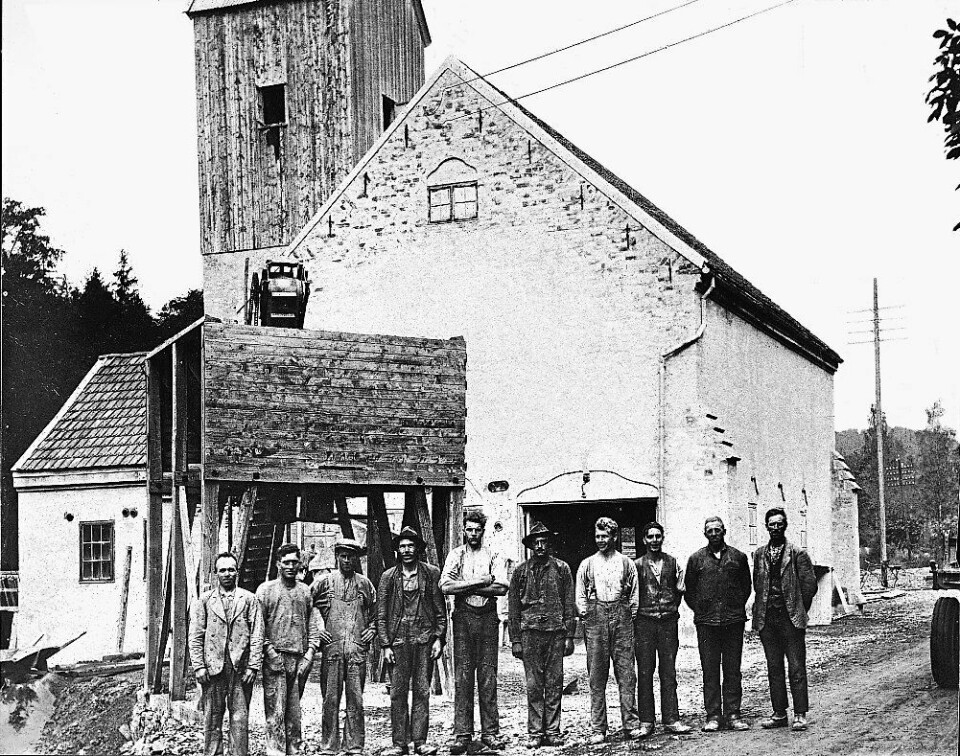 ARBEIDSKARER: Den gamle kalkmølla ved Franzefossen sto ferdig i 1919. Det var da anlagt dam, turbinrenne med turbin og generator for kraftforsyning.