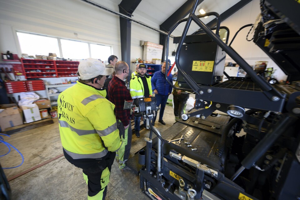 OPPLÆRING: Bare to mann hos Staven Grus har erfaring fra legging av asfalt. Alle fikk en grundig innføring i utleggeren fra Hesselberg Maskin som har levert utstyret.